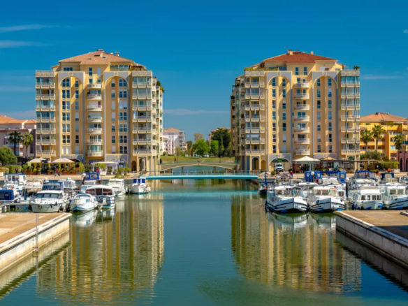 Vue de la ville de Lattes et son canal