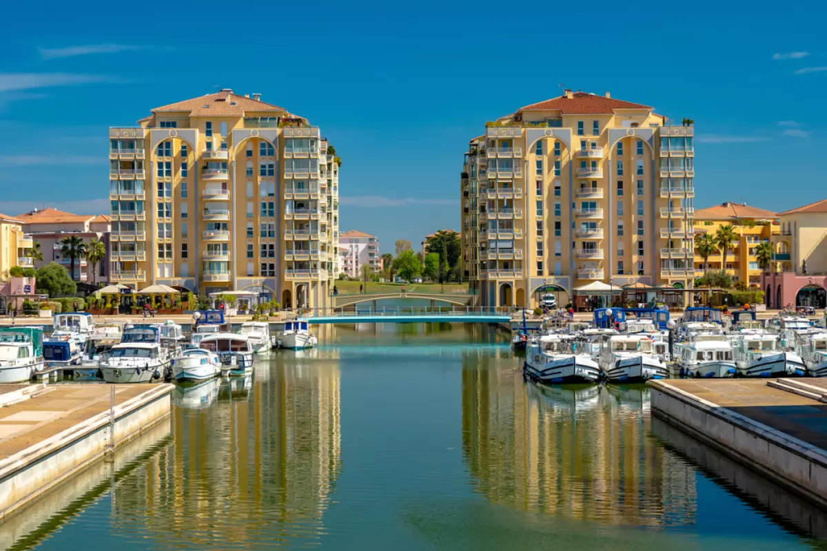 Vue de la ville de Lattes et son canal